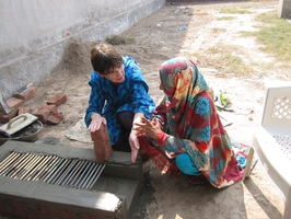 Pakistan: SES-Expertin Monika Kuppler im Einsatz.
